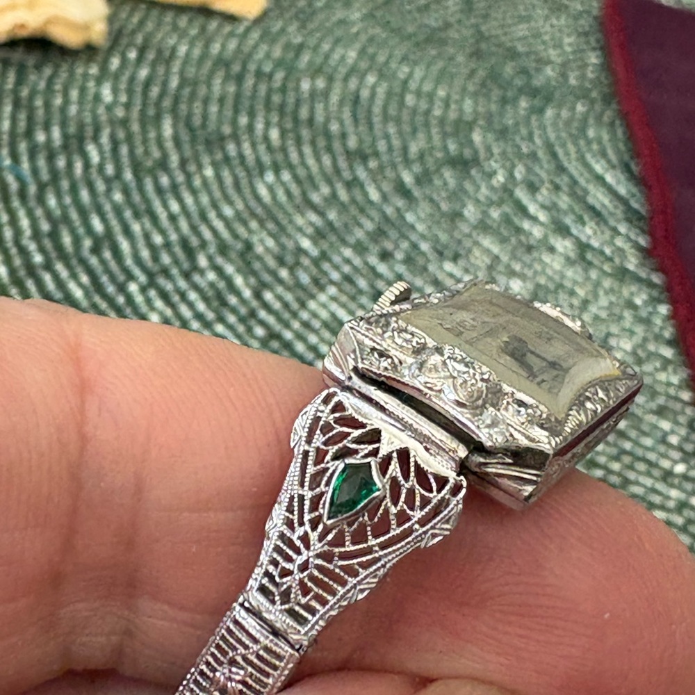 Stunning 1920s platinum and gold watch with diamonds and emeralds - Picture 5 of 9
